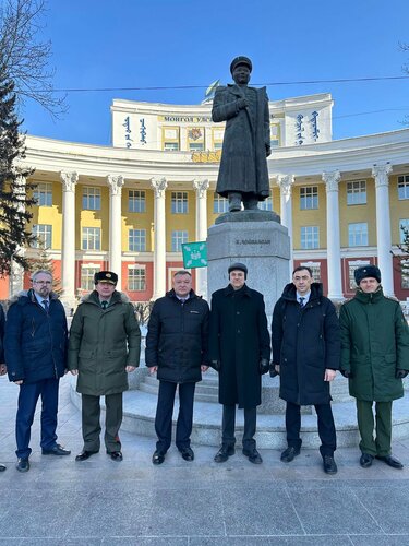 Оросуудын өргөсөн цэцгийг Баабар ийн тайлбарлав